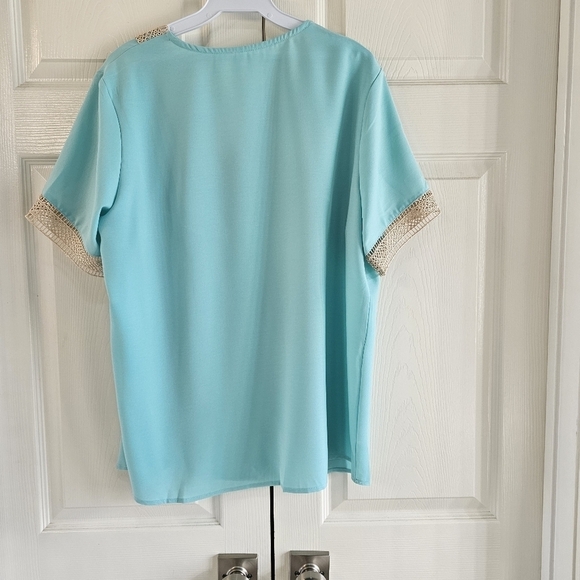 NWOT Amazon Aqua V Neck Short Sleeved Top w Crotchet on Neck & Sleeves - Picture 6 of 9